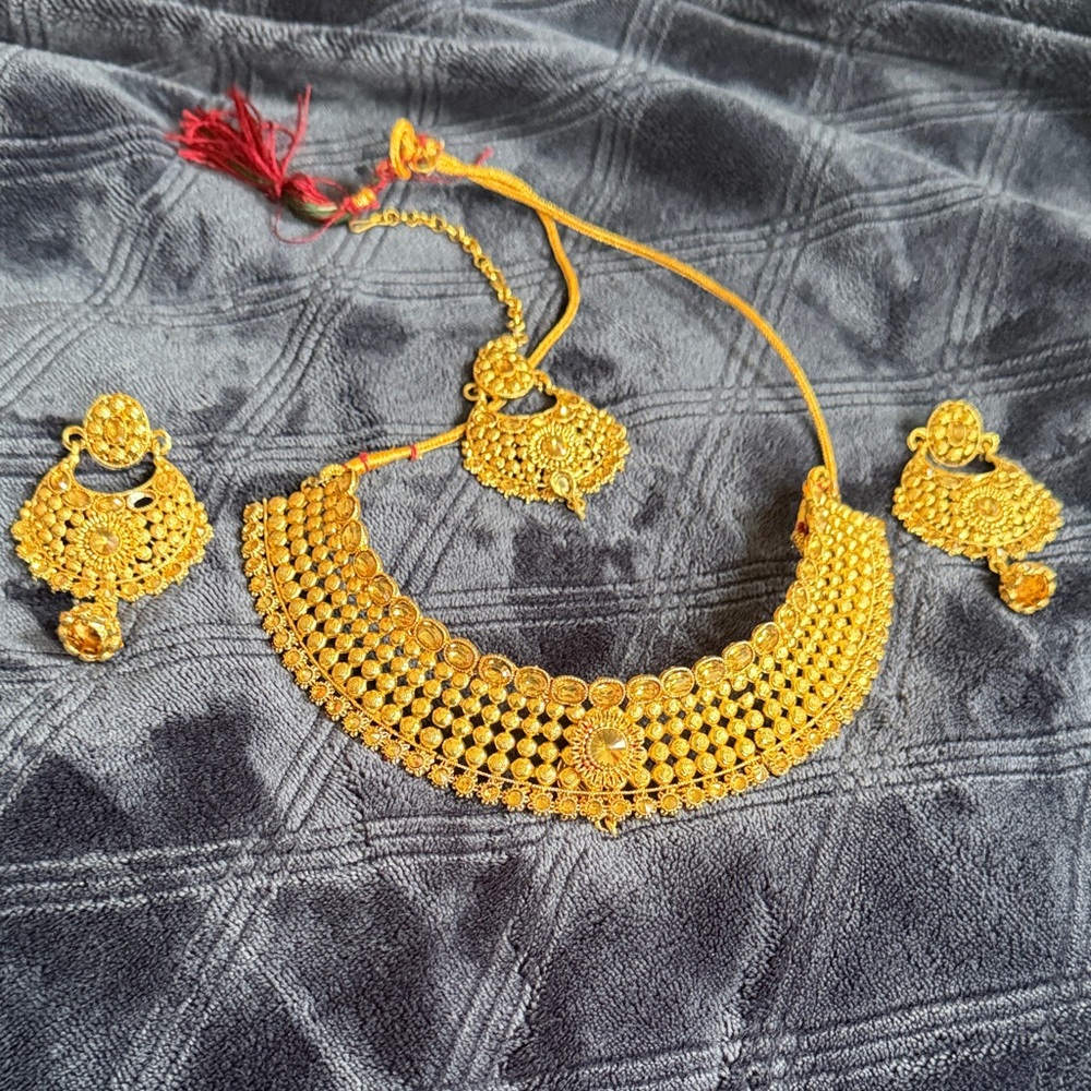Elegant Gold Necklace and Earring Set